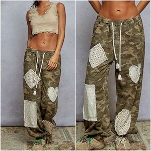 POL Camo Print Stretchy Waist Heart Patch Joggers Pants